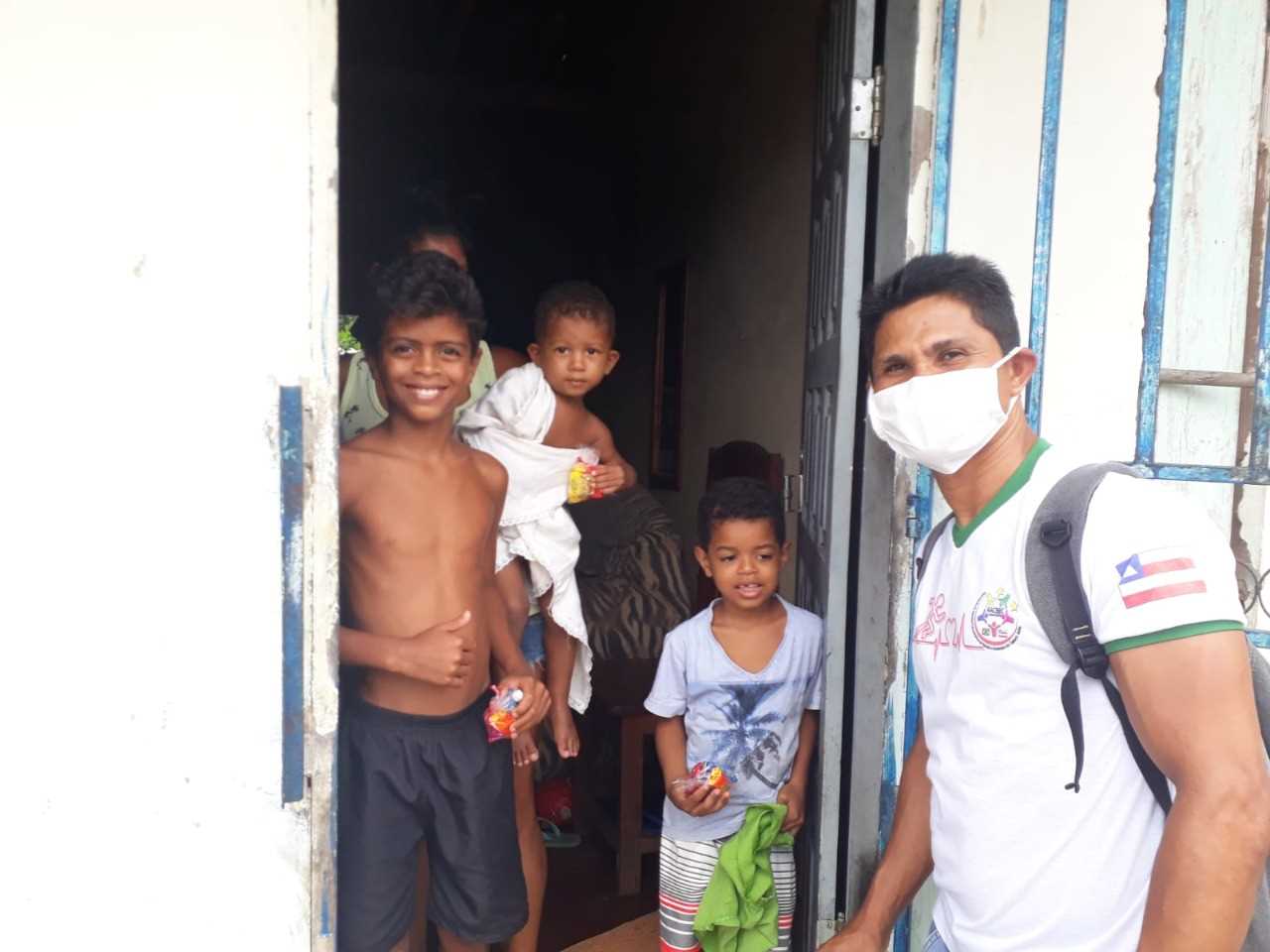 Camacã: Unidade de Saúde Luís Castro II antecipa a Páscoa distribuindo chocolates para as crianças